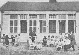 Alumnas de la primera escuela al aire libre de Valladolid con su profesora, Aurelia Martín, en 1914.