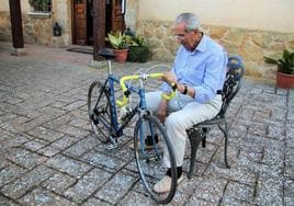 El ciclista junto a una bicicleta en la localidad vallisoletana de Villanueva de San Mancio.