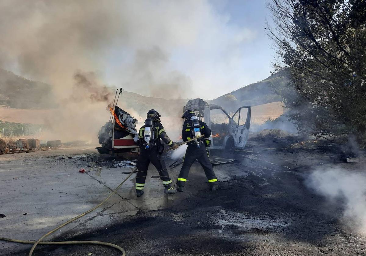Los Bomberos sofocan el incendio de un camión en Castrillo de Duero