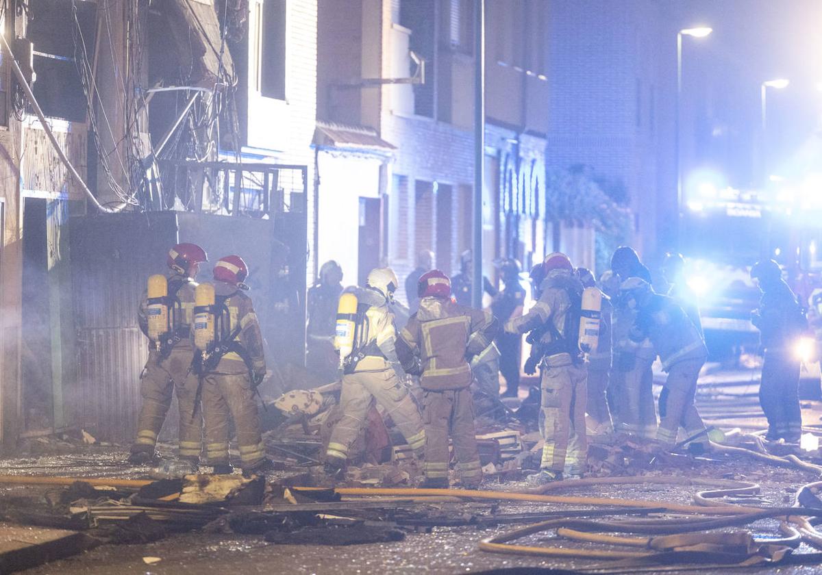 Bomberos trabajando en el incendio ocasionado por la explosión de gas en Goya 32 la noche del 1 de agosto.