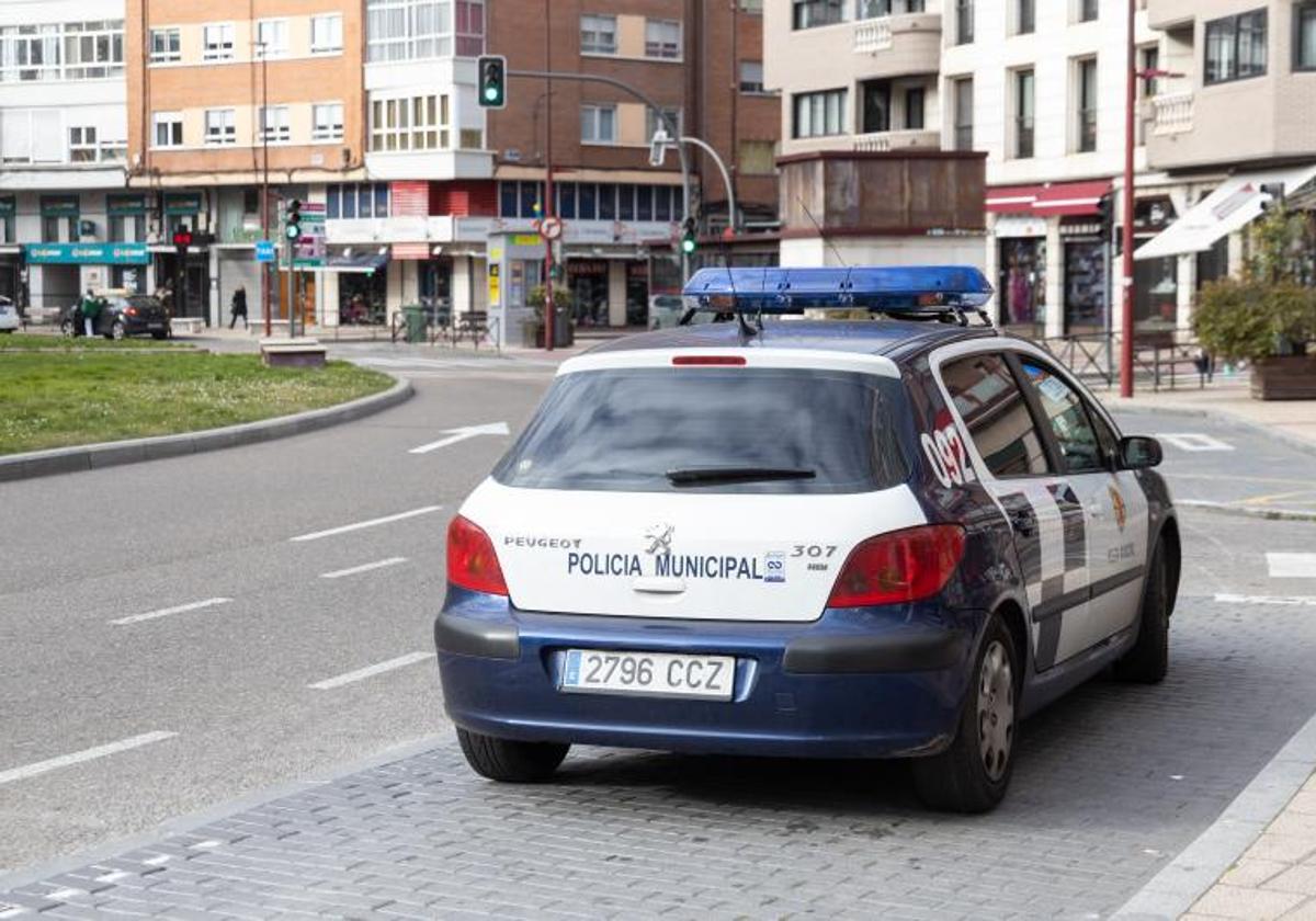 Coche policial en el barrio de La Circular, donde fue detenido el agresor