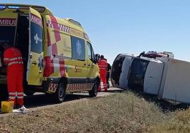 Los servicios sanitarios junto al camión volcado en VA-931.