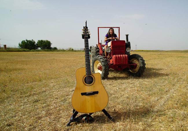 Pilar ha sabido unir sus dos pasiones, la música y la agricultura