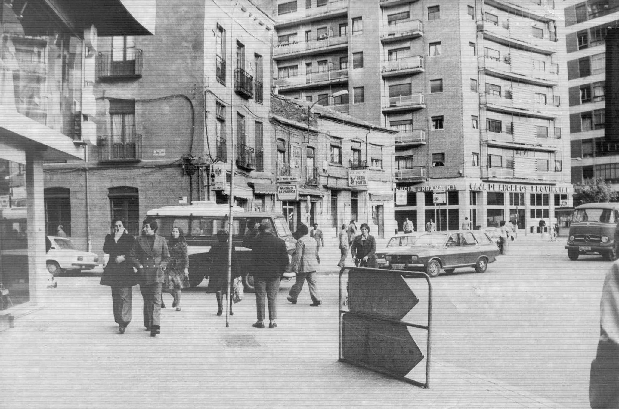 Década de 1970, la plaza está en proceso de sustitucion de sus casas de una o dos alturas.