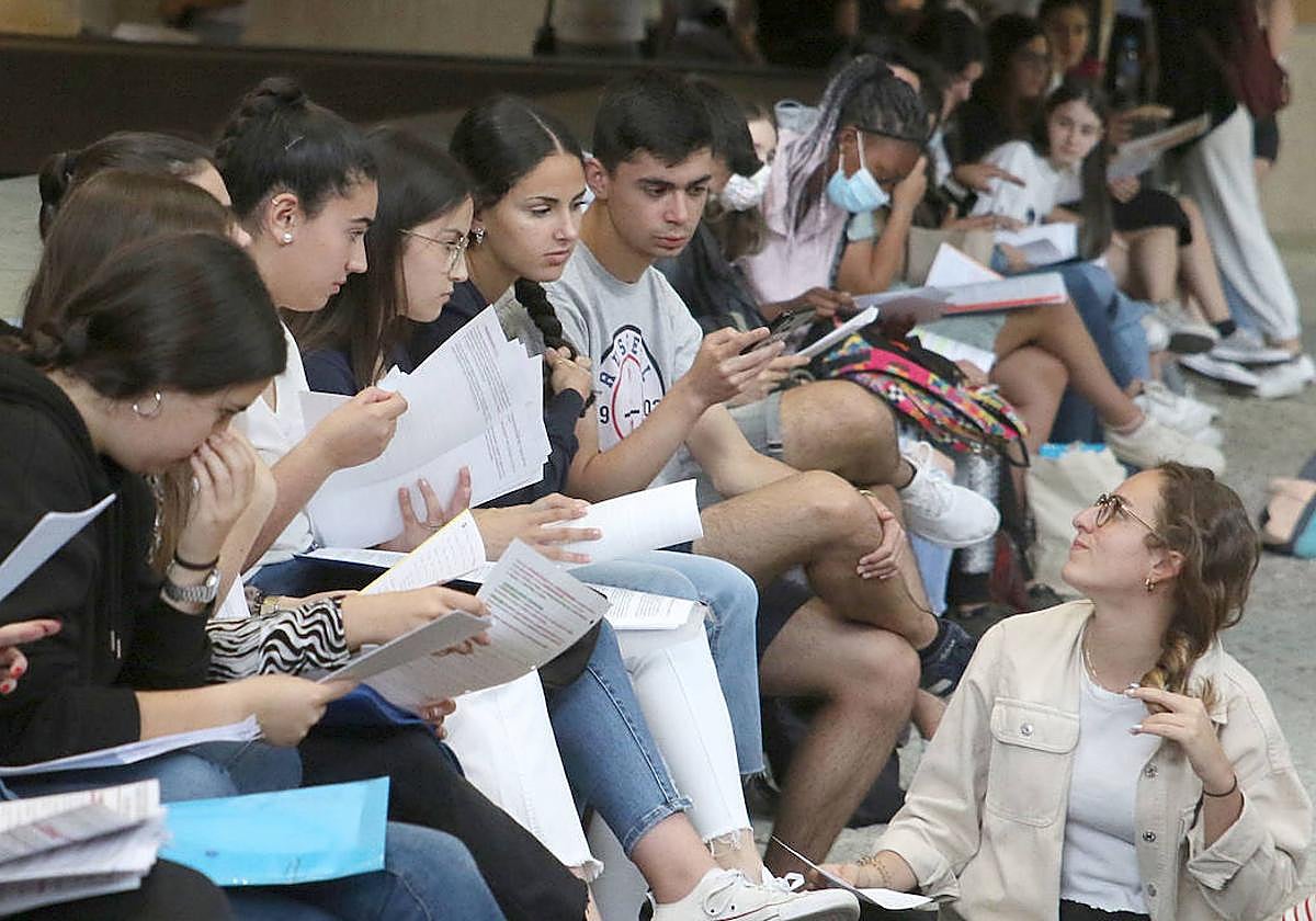 Alumnos preparándose para la EBAU.