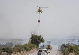 Helicóptero arroja agua sobre el incendio de Otero de Herreros.