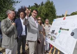 El consejero de Medio Ambiente, Juan Carlos Suárez-Quiñones, junto a los planos del centro de Navafría.