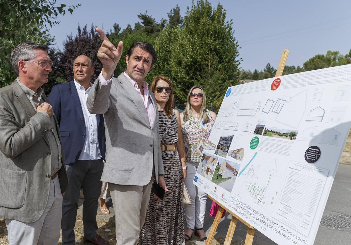 El consejero de Medio Ambiente, Juan Carlos Suárez-Quiñones, junto a los planos del centro de Navafría.