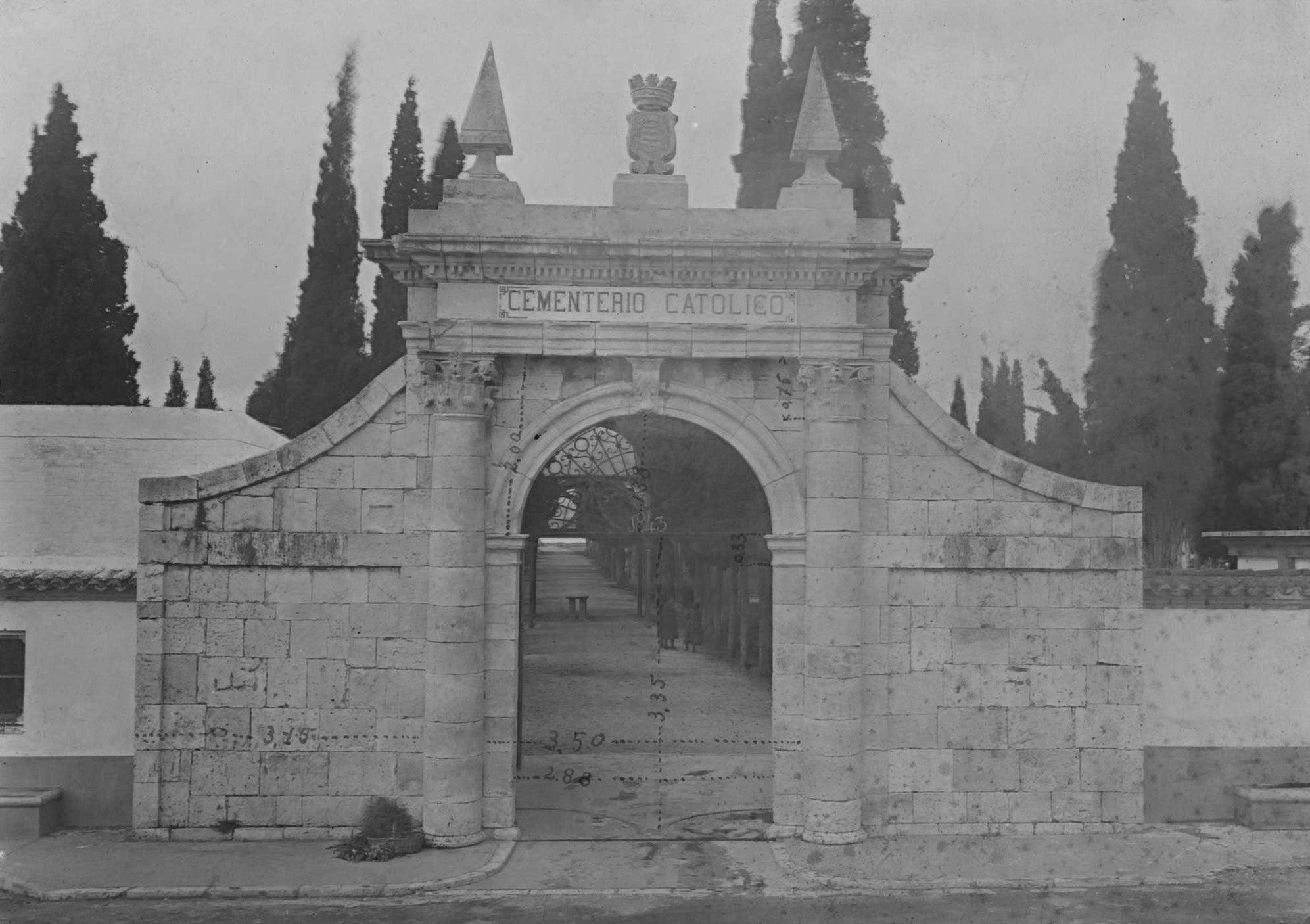 Puerta del cementerio, con el antiguo rótulo de Cementerio Católico.