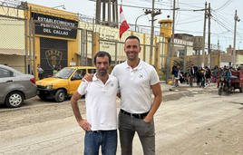 Javier Casado, junto con un voluntario de la fundación en Lima, Alejandro López Coto, de Oviedo, ante el centro penitenciario del Callao.