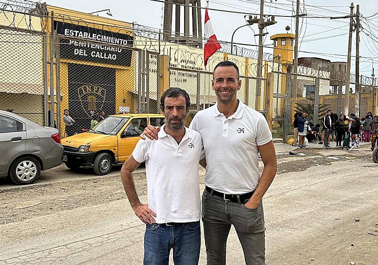 Javier Casado, junto con un voluntario de la fundación en Lima, Alejandro López Coto, de Oviedo, ante el centro penitenciario del Callao.