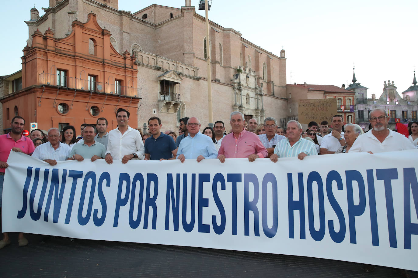 Cientos de ciudadanos han acudido a la manifestación de Medina