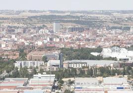 Leve calima este miércoles sobre la ciudad, vista desde el cerro de las Contiendas.