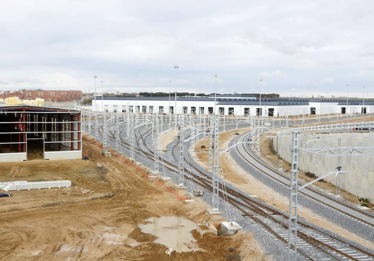 Playa de vías y naves del nuevo complejo ferroviario.