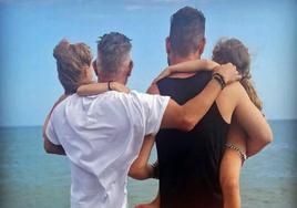 Kiko Hernández con sus dos hijas, acompañado por Fran Antón.