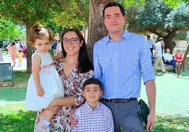 Diego y Alba junto a sus hijos, Diego y Gloria.