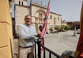 Óscar Rodríguez en la balconada del Ayuntamiento de Tudela.