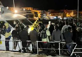 Un grupo de migrantes rescatados en el mar desembarca en la isla de Lampedusa.