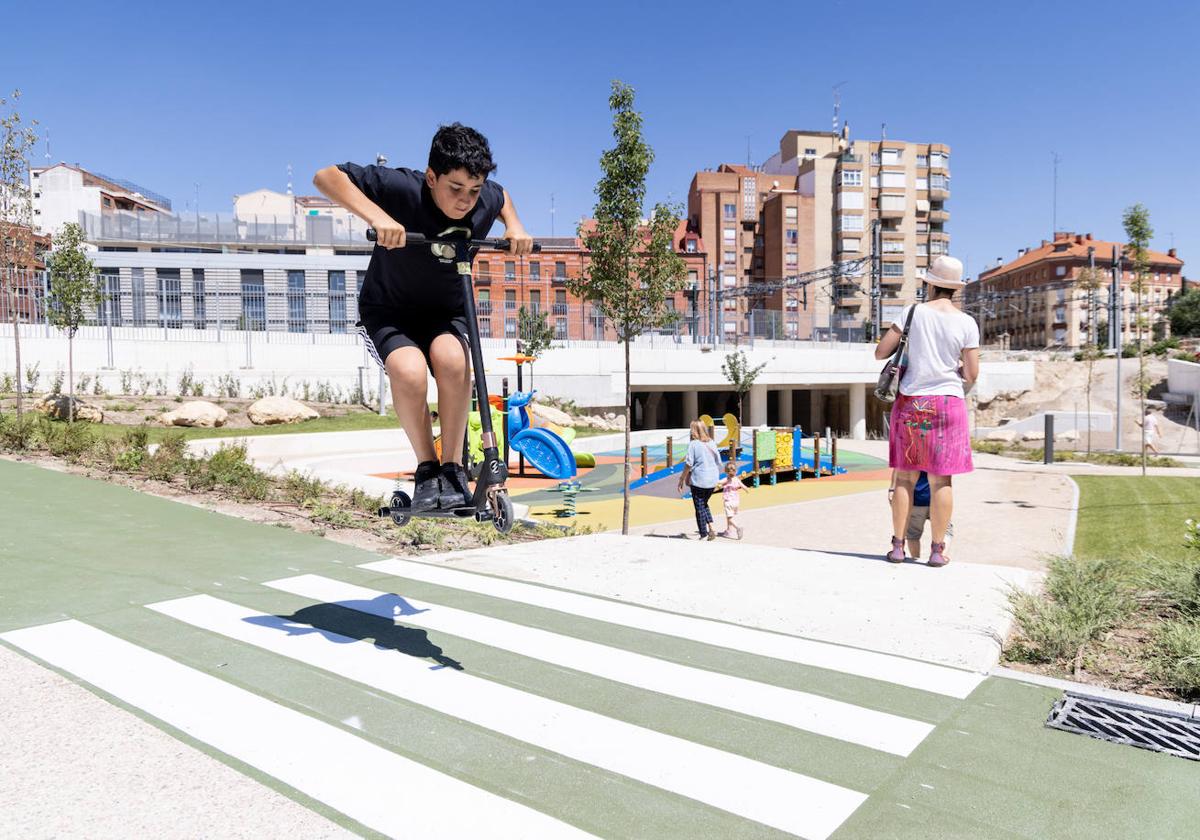 Alberto García, con su patinete, fue el primer vallisoletano en cruzar el paso de Delicias y Panaderos.