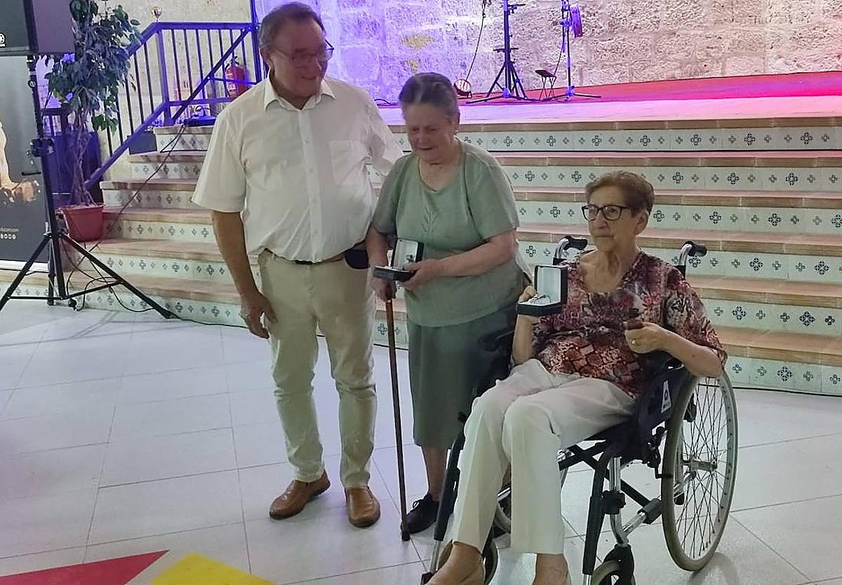 Luis Alonso, alcalde de Villalar, con Francisca y Raquel, las únicas que pudieron acudir a la cita