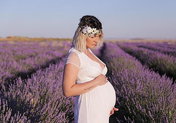 Mercedes Gutiérrez, en una foto cuando estaba embarazada de Argeme, en los campos de lavanda de Tiedra.