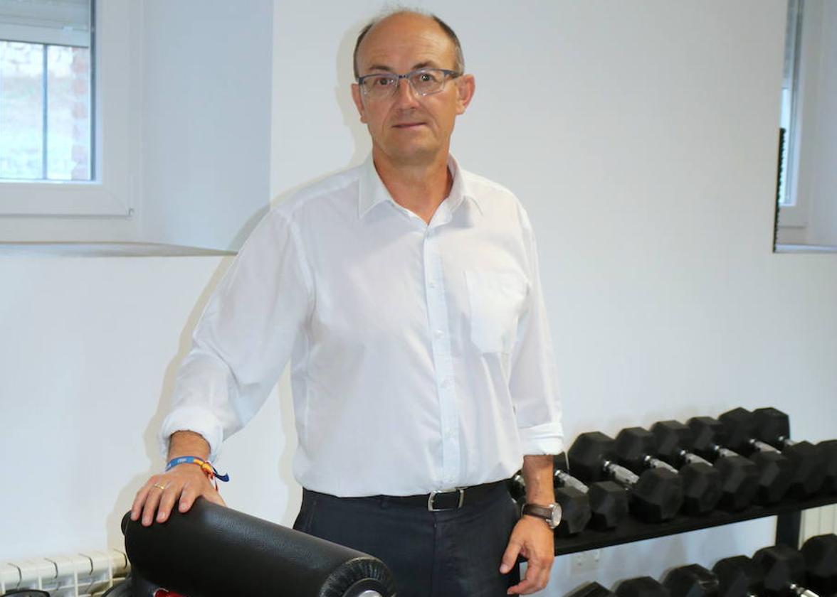 El alcalde, Jorge Domingo Martínez, en el nuevo gimnasio municipal.