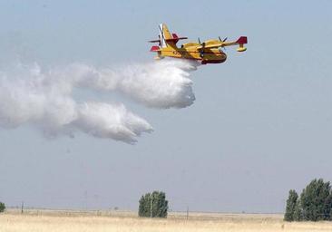 Efectivos del Infocal trabajan para evitar que el fuego de Portugal llegue a Zamora