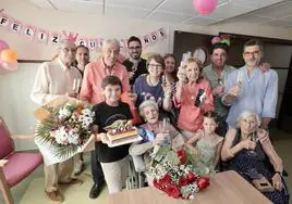 Carmen brindando con toda su familia por sus 100 años