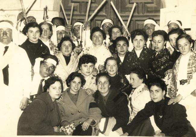 Danzantes del paloteo y vecinos de Melgar de Abajo en una foto de 1956.