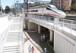 Un tren pasa sobre el recién inaugurado túnel peatonal de Panaderos este viernes.