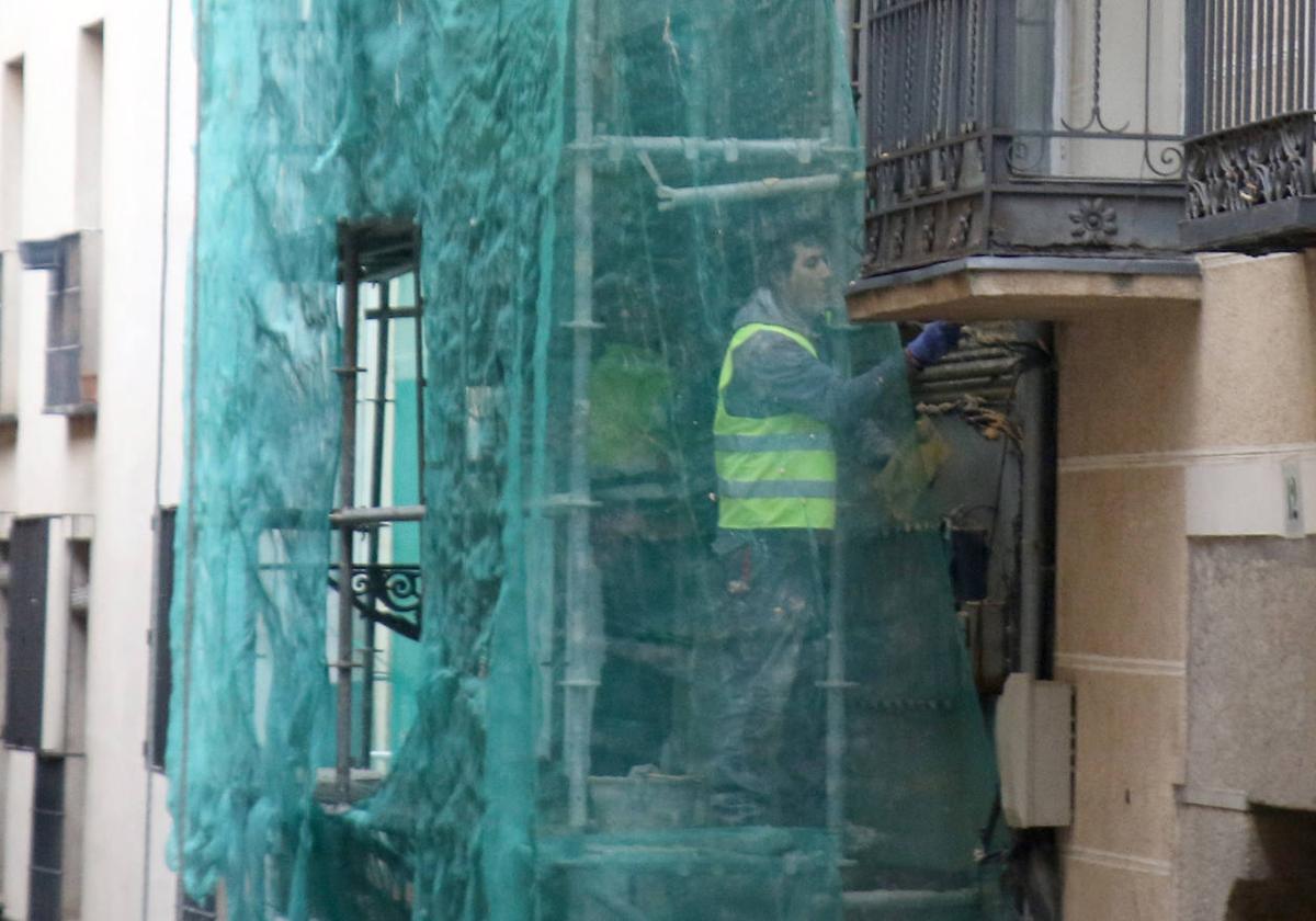 Un hombre trabaja en las obras de reforma de un piso de la ciudad.