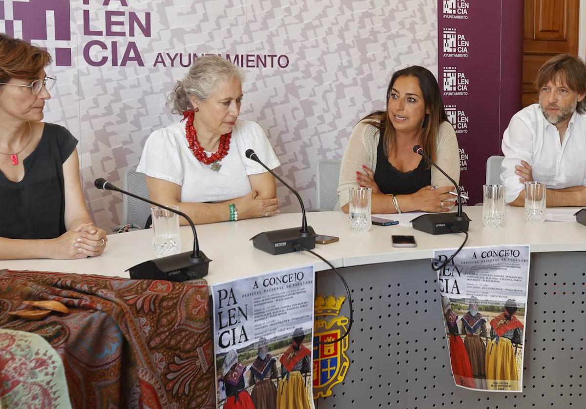 La alcaldesa, segunda por la derecha con Esther Miguel, arropadas por los concejales Judith Castro y Francisco Fernández.