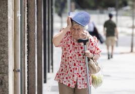 Una mujer se resguarda del calor con su abanico.