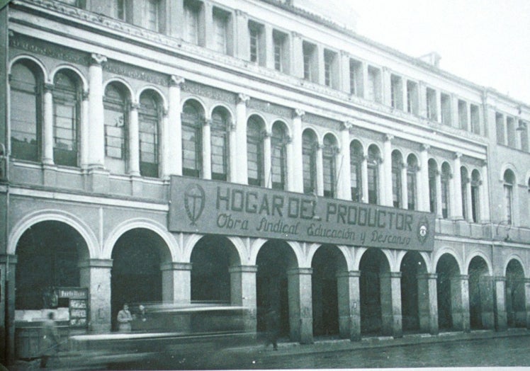 Imagen principal - Arriba, el teatro Calderón convertido en Hogar del Productor de Falange; abajo, la Plaza Mayor en años 50 y Pedro Gómez Bosque en 1948.