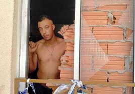 Mohamed, asomado a una de las ventanas de la vivienda de San José de Calasanz.