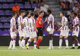Varios jugadores se dirigen al colegiado en el transcurso del partido.