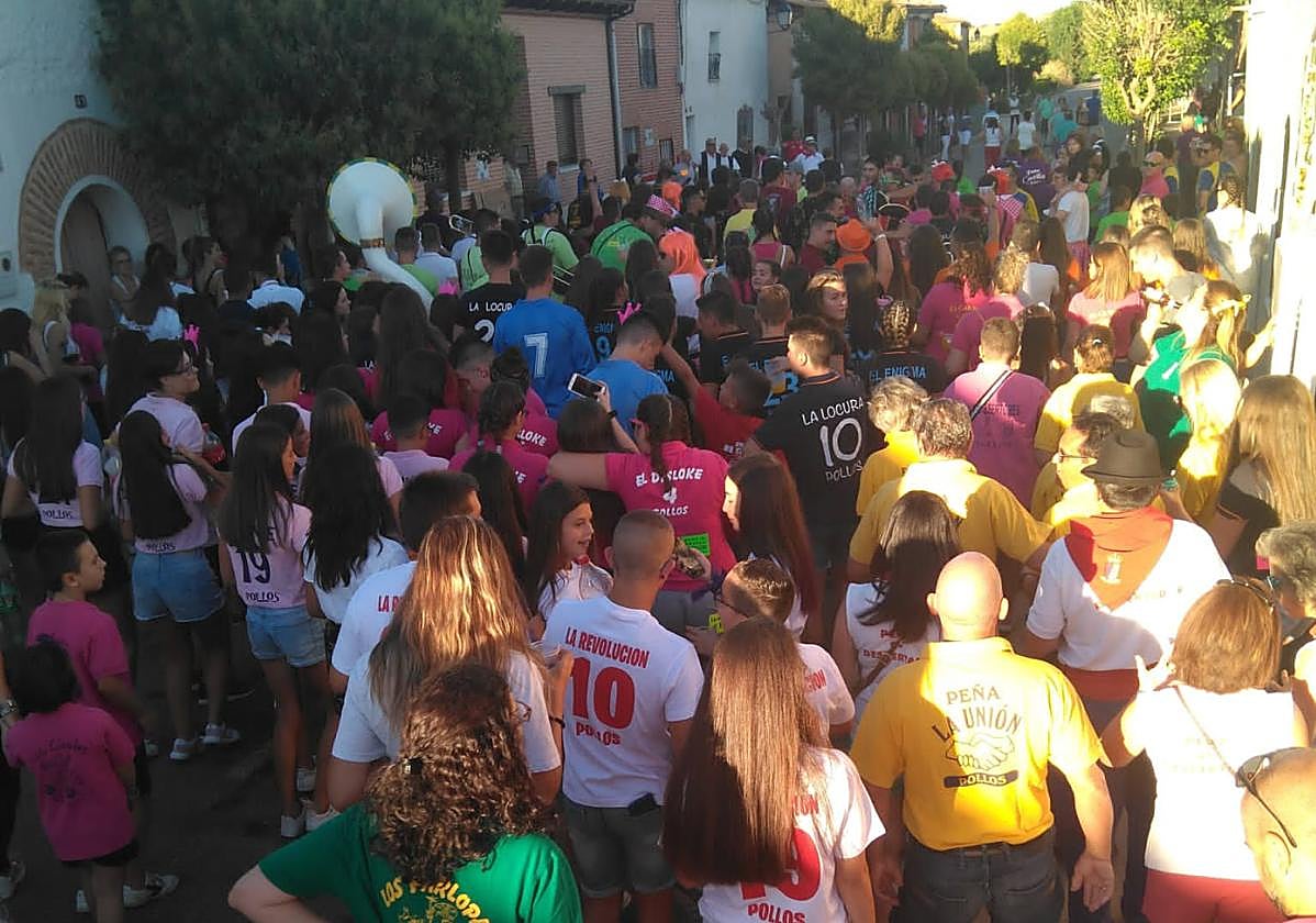 Multitudinario desfile de peñas.