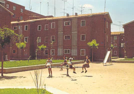 Patio entre bloques de las viviendas del barrio '29 de Octubre' a principios de los años 80.