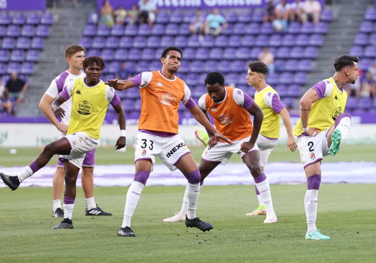 Calentamiento previo al partido ante el Sporting, con Víctor y Boyomo en el centro de la imagen.