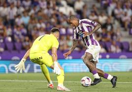 Kenedy se dispone a recortar a Yáñez en una acción que acabó atajando el portero del Sporting.