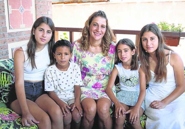 Mirian Martín con sus tres hijas y Abd-Iuahab Aali Aali, el niño saharaui de acogida.