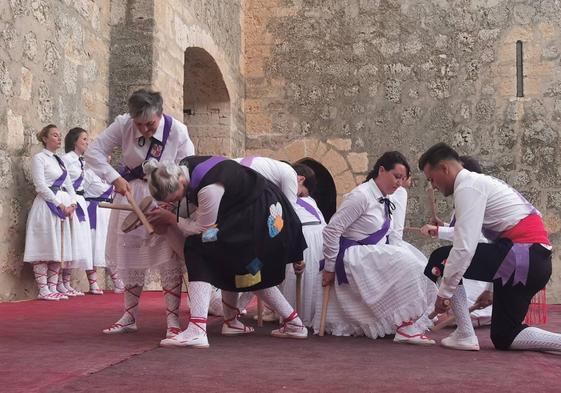 Lazos de paloteo interpretados por el grupo Nuevas Raíces y algunos integrantes de El Carro