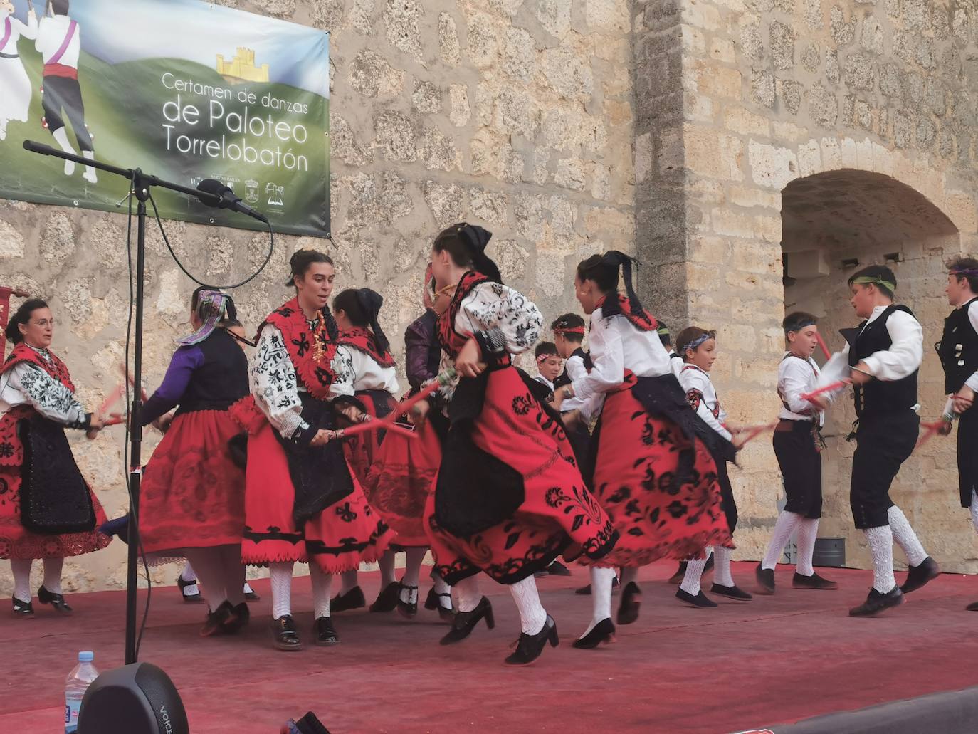 Torrelobatón celebra su XV Certamen de Paloteo