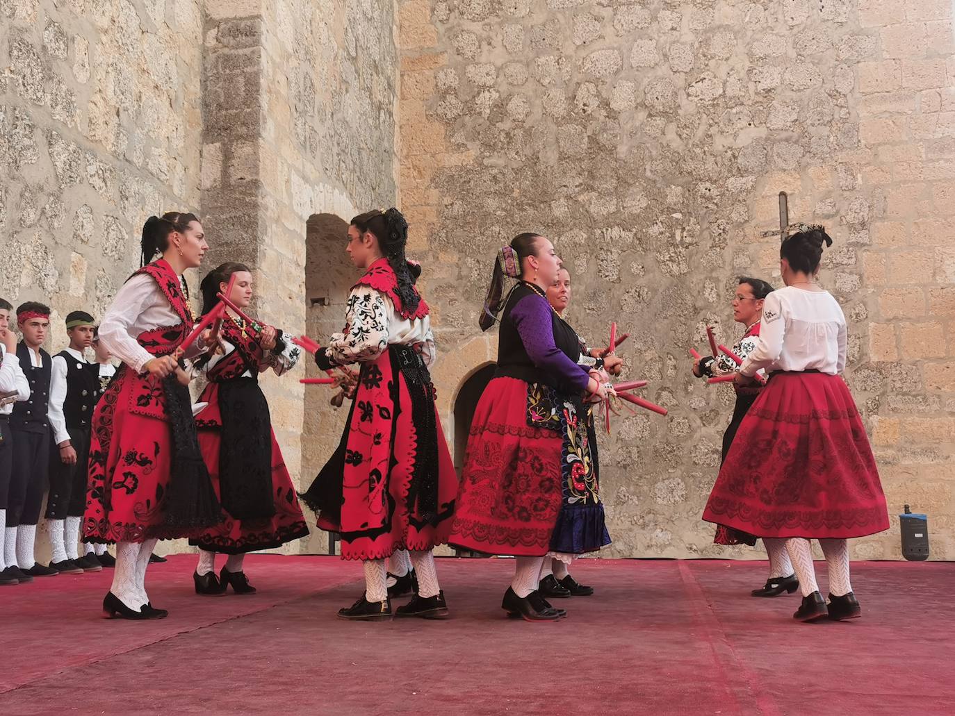 Torrelobatón celebra su XV Certamen de Paloteo