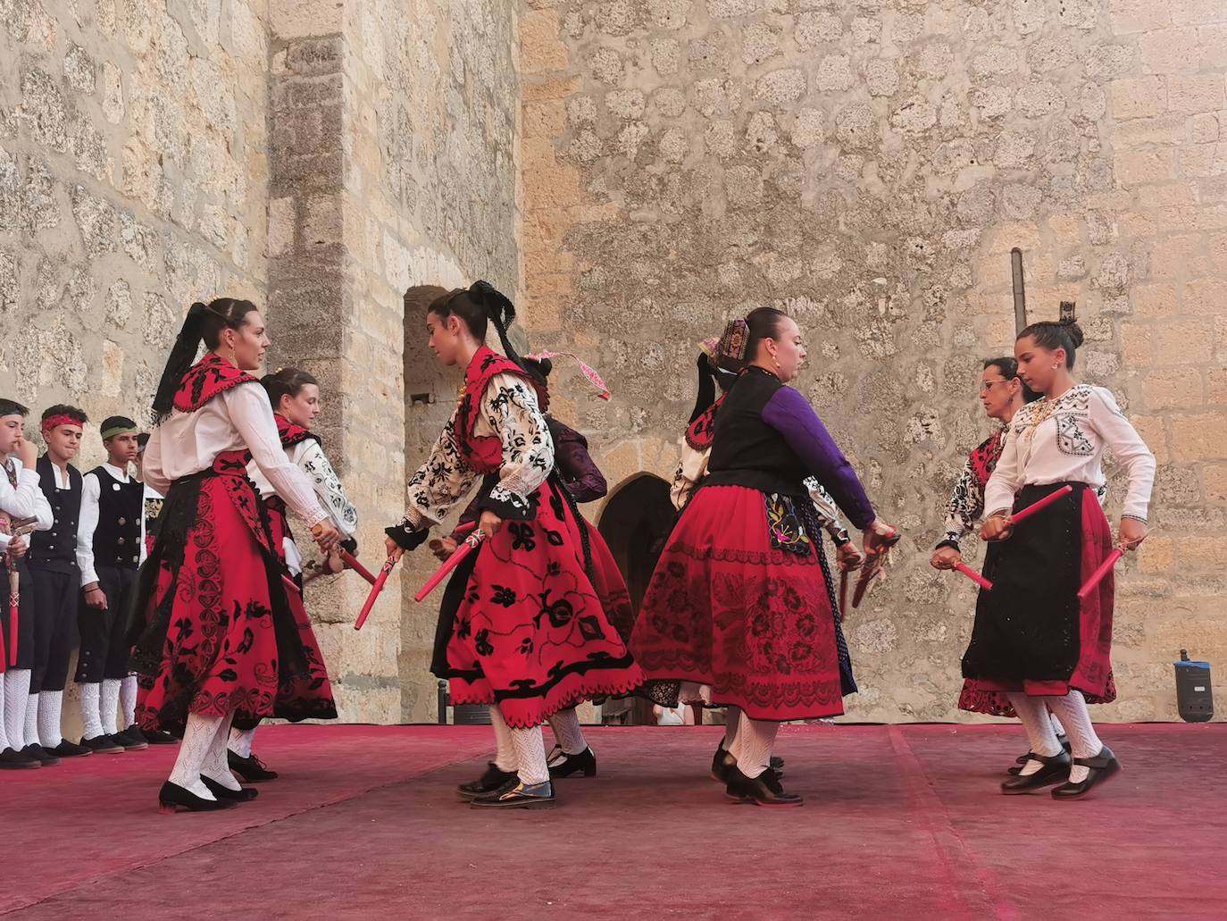 Torrelobatón celebra su XV Certamen de Paloteo