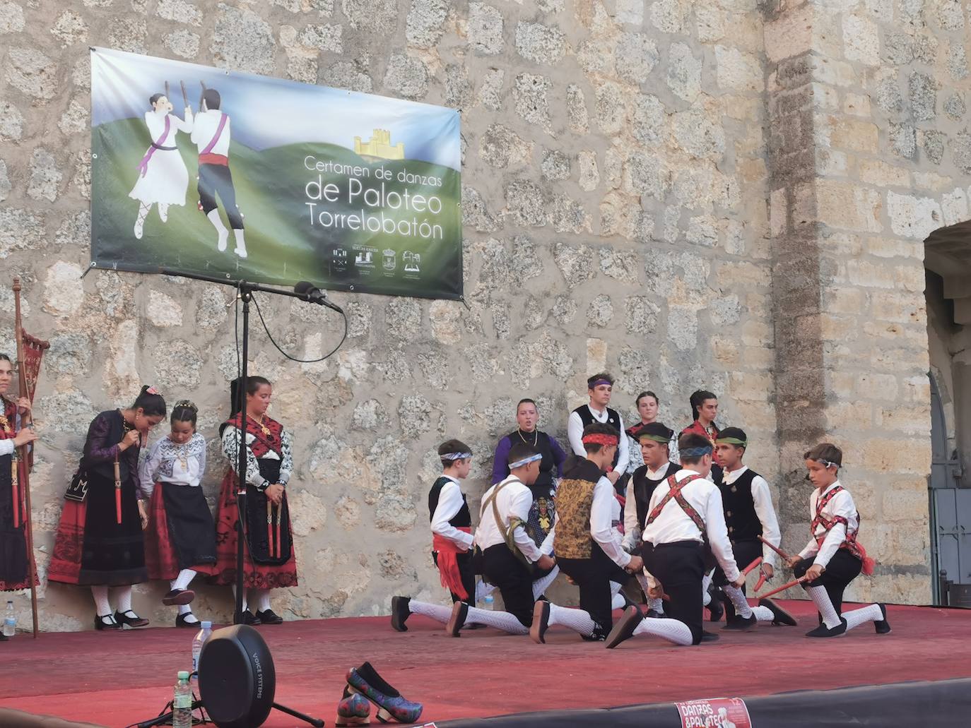 Torrelobatón celebra su XV Certamen de Paloteo