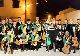 Los tunos de la Rondalla Las Mañanitas durante la ronda a las Reinas de las Fiestas 2023.