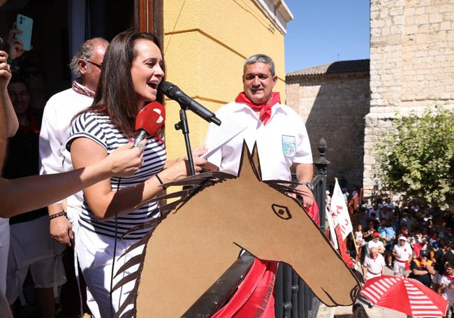 La pregonera, Cristina Laso, junto con el alcalde, Óscar Rodríguez.