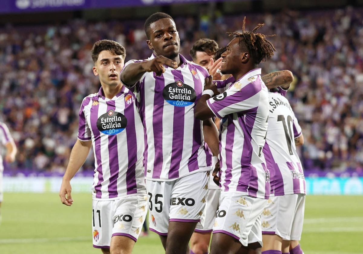 Tunde felicita a Cédric en la celebración del primer gol ante el Sporting de Gijón.