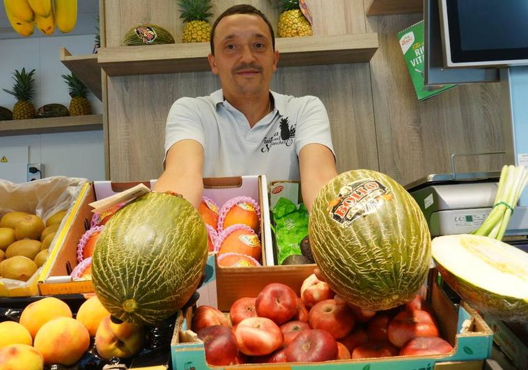 Óliver Porro en su frutería del Mercado del Val.